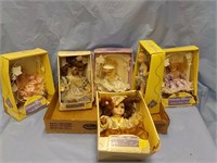 6 Collectible small dolls