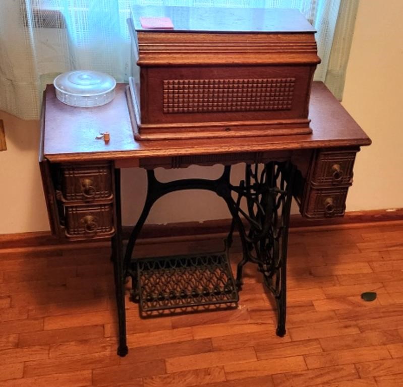 Antique Casket top Singer sewing machine ( works)