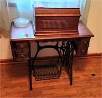 Antique Casket top Singer sewing machine ( works)