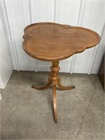 Clover shape accent table