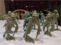 Lot of 19 Vintage 5" Toy Army Men