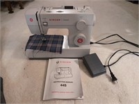 Singer classic potable sewing machine w pedal and
