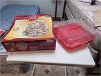 Betty Crocker cupcake stand new and carrier