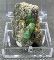 Natural green emerald mineral - 23mm x 27mm