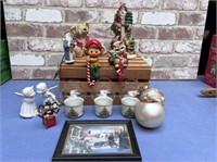 BOX LOT: CHRISTMAS DÉCOR - CANDLELAMPS, STOCKING