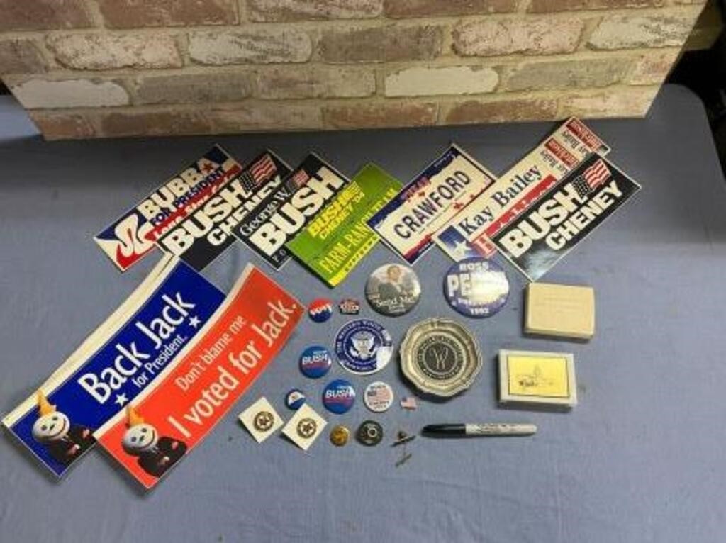 GROUP LOT OF ASSORTED POLITICAL ITEMS: BUTTONS,