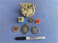 7 PCS VINTAGE TOKENS, TRINKETS, BUTTONS & MORE