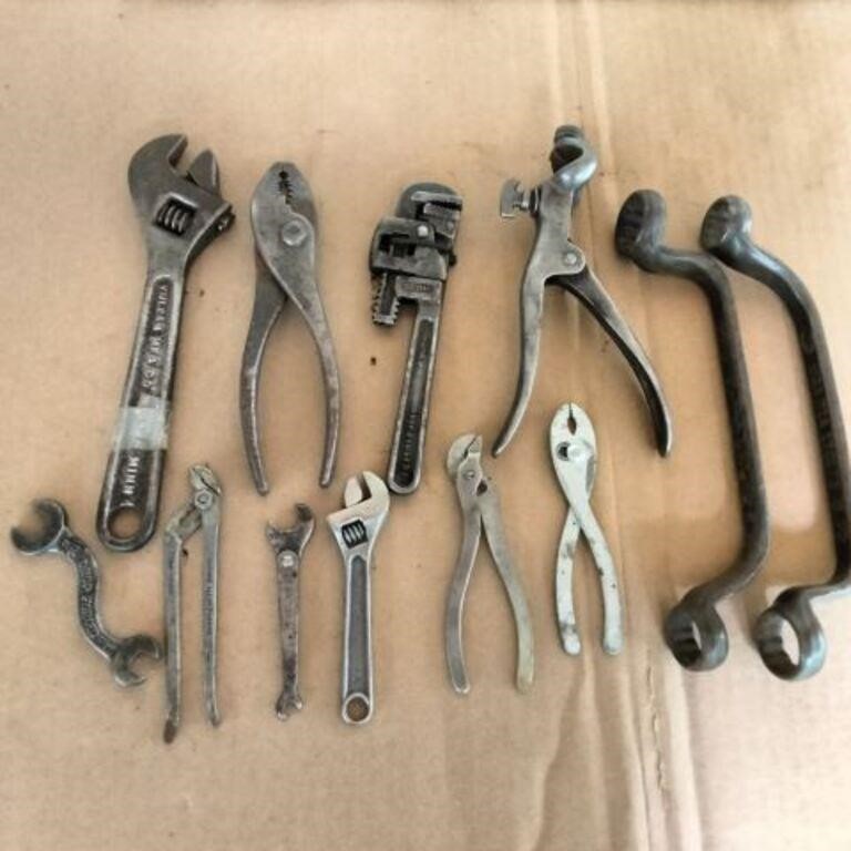 BOX LOT: ASSORTED HARDWARE TOOLS - PLIERS,