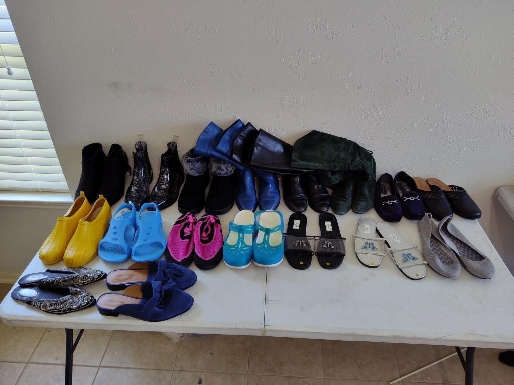 Table Lot of Women's Shoes / Boots. Most Size 7