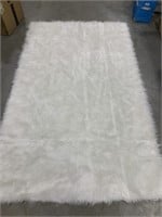 Fuzzy white rug 94x60