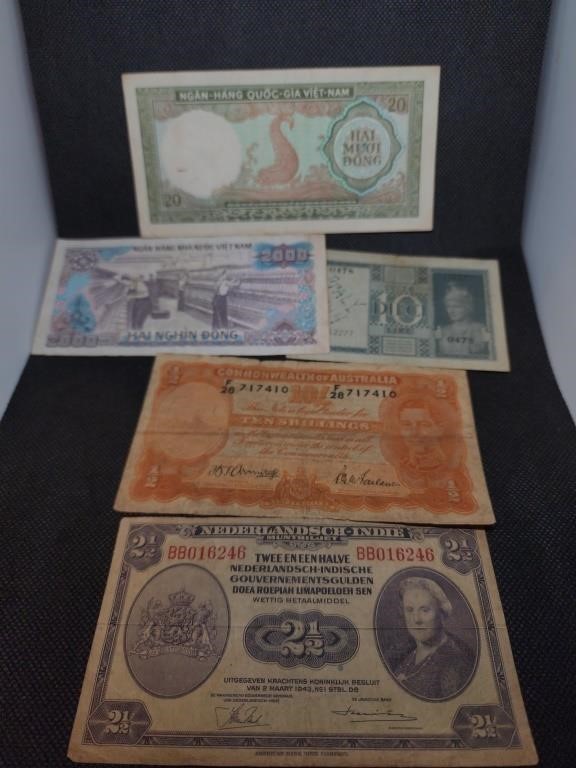 Lot of Foreign Paper Money: Italy, Australia,