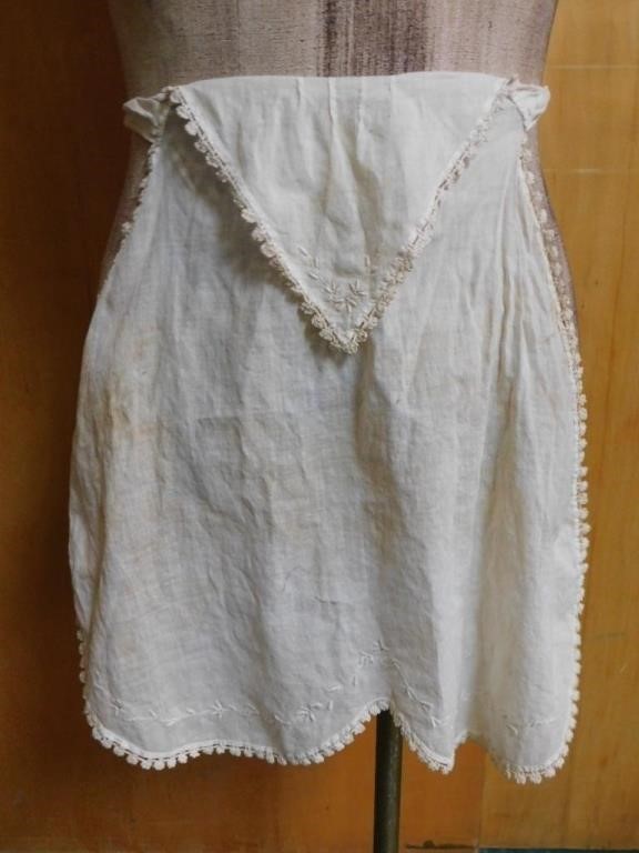 EMBROIDERED EYELET APRON VINTAGE ANTIQUE