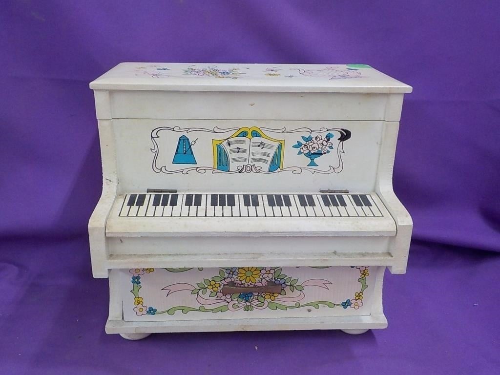Musical jewelry box piano