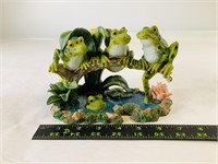 Decorative frog statue