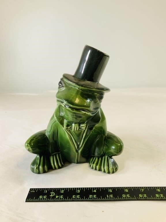 Top hat gentleman frog