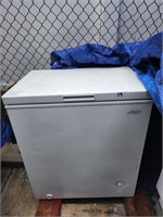 ARCTIC KING CHEST FREEZER 29" X 21" X 32-1/2" TALL