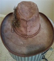 F - HAT W/ FEATHERED DETAIL (A36)