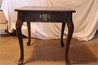 22 W X 21 H X 28 D END TABLE
