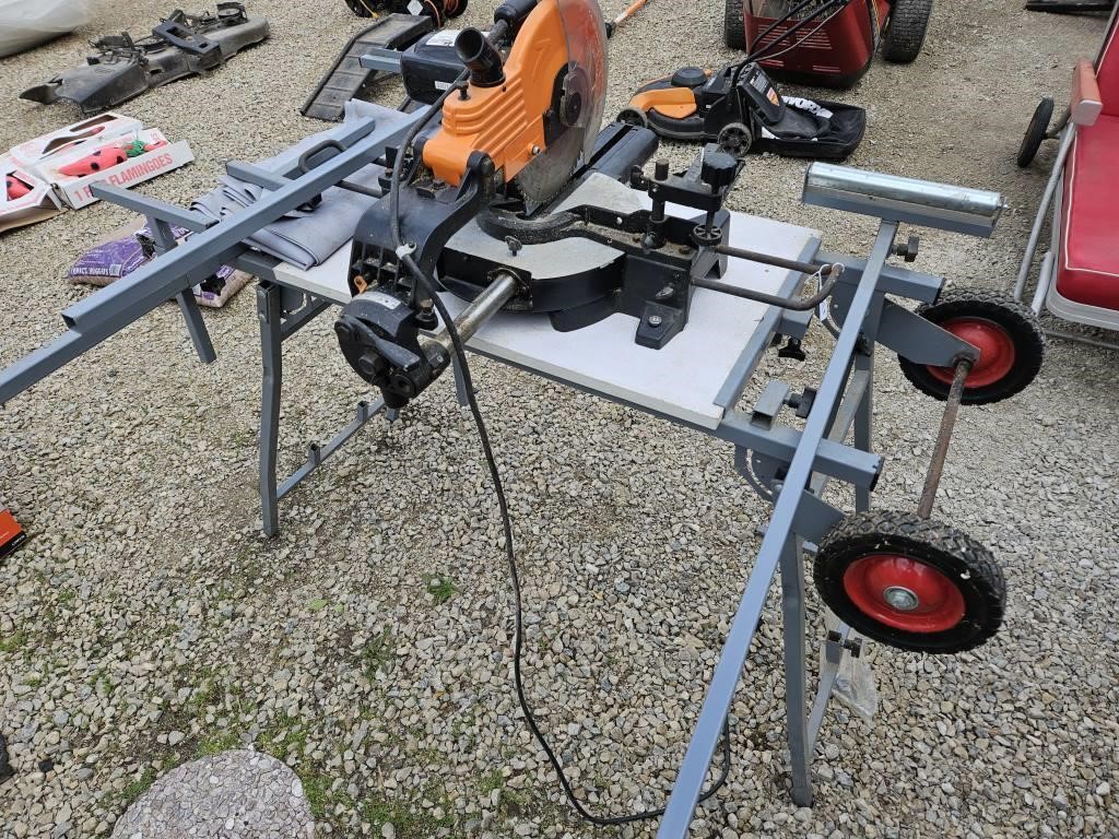 Compond Miter Saw Saw on a Folding Stand