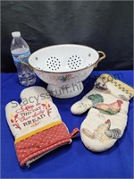 Enameled Strainer & Oven Mits