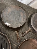 Wagner cast iron skillet with heat rim