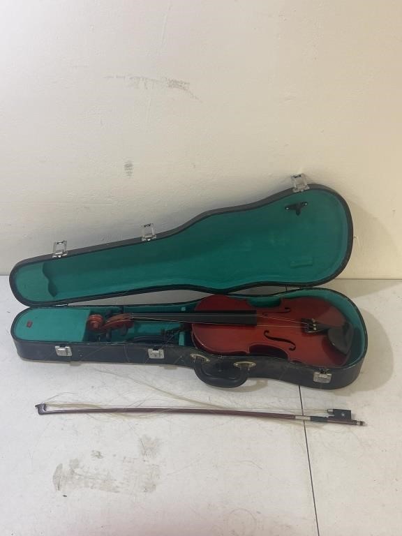 Cremona violin needs new strings