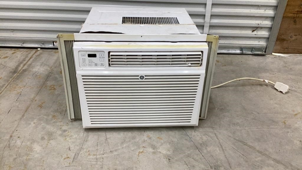 GE window unit A/C works good 14,300 BTU w/ remote