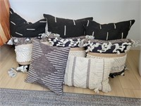 8PC ASSORTED PILLOWS