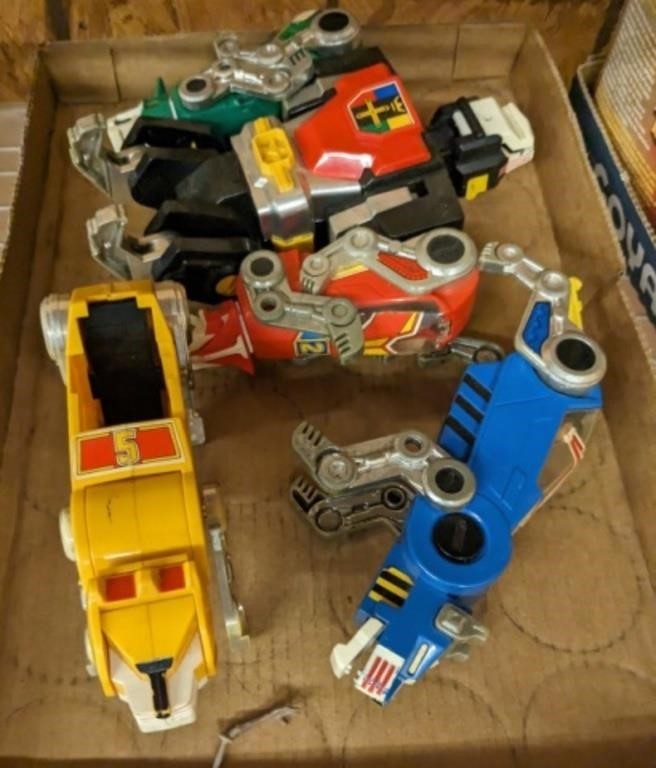 TRAY OF ROBOT TOYS