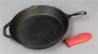 Lodge Cast Iron Skillet w/Silicon Handle Sleeve