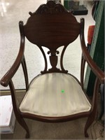 Vintage sitting chair. 38x24x18