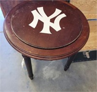 NY YANKEES GLASS TOP END TABLE