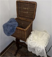 Basket, 3 doilies, toilet cover