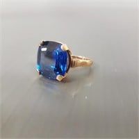 Vintage 10K gold ring set with large faceted blue
