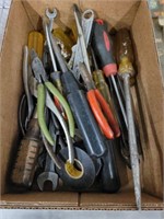 TRAY OF ASSORTED HAND TOOLS