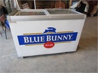 50x24x35 Blue Bunny on wheels, Kelvinator IKG403