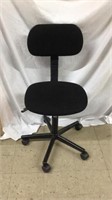 D4) SMALL ROLLING OFFICE CHAIR, CLOTH