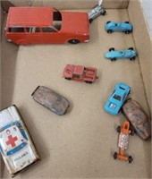 TRAY OF VINTAGE DIE CAST CARS, TIN CARS
