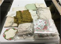 Linen lot w/ napkins & table cloths