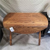 Drop Leaf table 42in round 29 inch High wooden