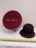 Felt hat with round hat box