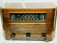 RCA RADIO CANADAIN MADE WITH WOOD CASE