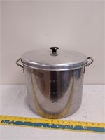Large stock pot with lid