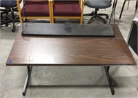 Metal/wood desk w/ stand 30x46x25