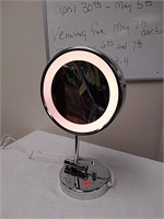 Lighted magnifying mirror