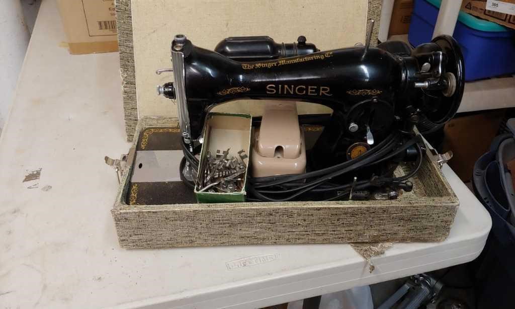 Vintage Singer Sewing Machine in,Case