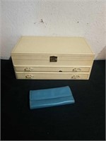 Vintage jewelry box 16x9x 6.5 in has no key in a