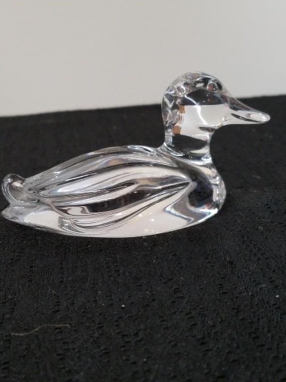 Beautiful glass duck paperweight 2.25 inx 3.5 in