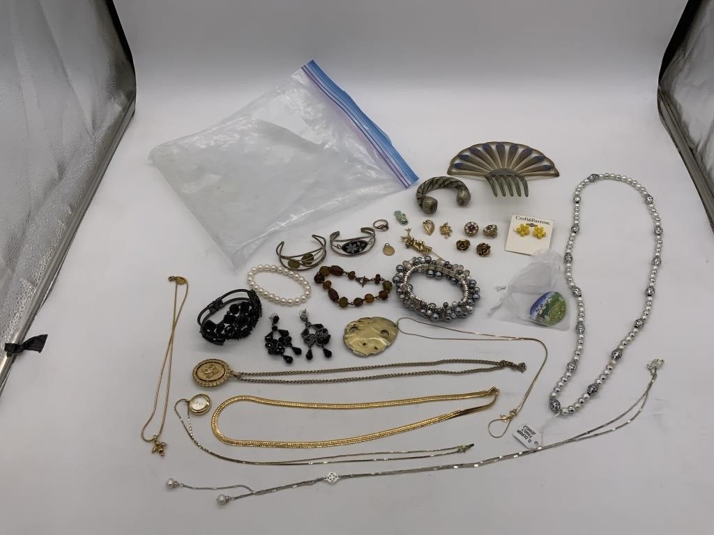 BAG OF MISCELLANEOUS JEWELRY