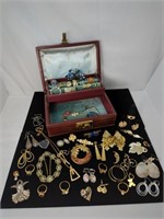 Lot of Costume Jewelry, 6 Rings, Brooches,
